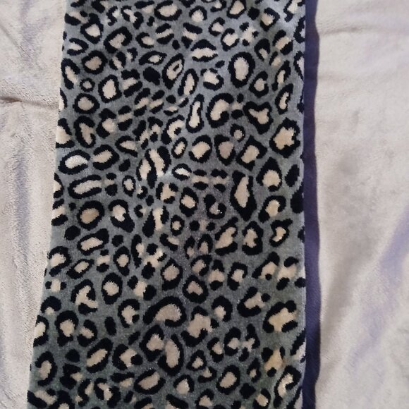 Women's Leopard Print Grey Scarf Reversible to Black - Picture 2 of 4